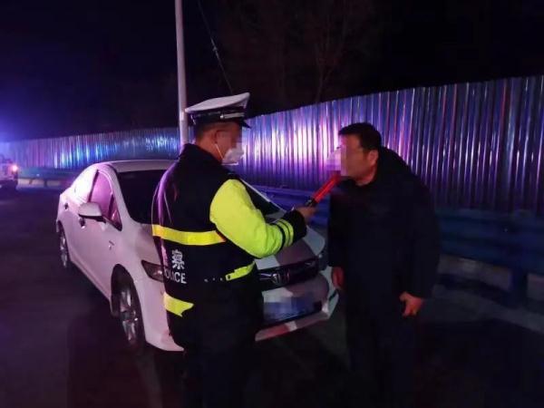 “无知者无畏”,高速逆行吓坏过路司机 “无知者无畏”,高速逆行吓坏过路司机