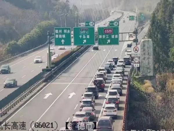冲上热搜！男子拔充电器返程，网友不淡定了...你返程了吗？杭州高速交警发布最新提醒