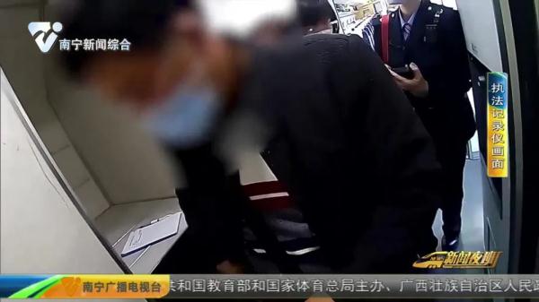 男子动车上抽烟提神，引发列车降速遭处罚