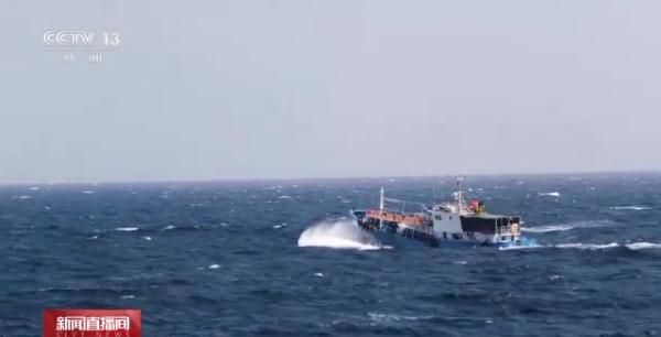春节期间 海军第42批护航编队安全护送中国渔船
