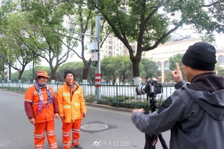 温暖传递！环卫工夫妻的春节CP照好有感染力