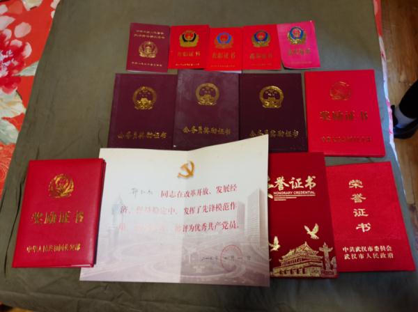 鄂红兵:除夕夜完成安保任务后倒在家门口 鄂红兵:除夕夜完成安保任务后倒在家门口