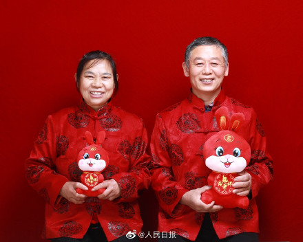温暖传递！环卫工夫妻的春节CP照好有感染力