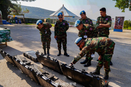 中柬赴黎维和部队交流扫雷排爆经验