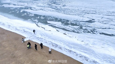 山东潍坊海上冰晶美如画 山东潍坊海上冰晶美如画