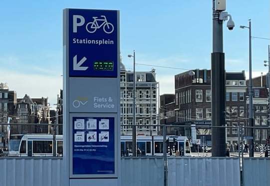 荷兰水下自行车库启用 能放7000辆