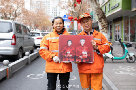 温暖传递！环卫工夫妻的春节CP照好有感染力