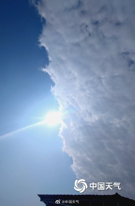 桂林天空出现“阴阳天” 一半白云一半蓝天 桂林天空出现“阴阳天” 一半白云一半蓝天