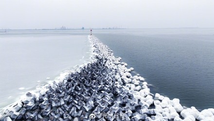 山东潍坊海上冰晶美如画 山东潍坊海上冰晶美如画