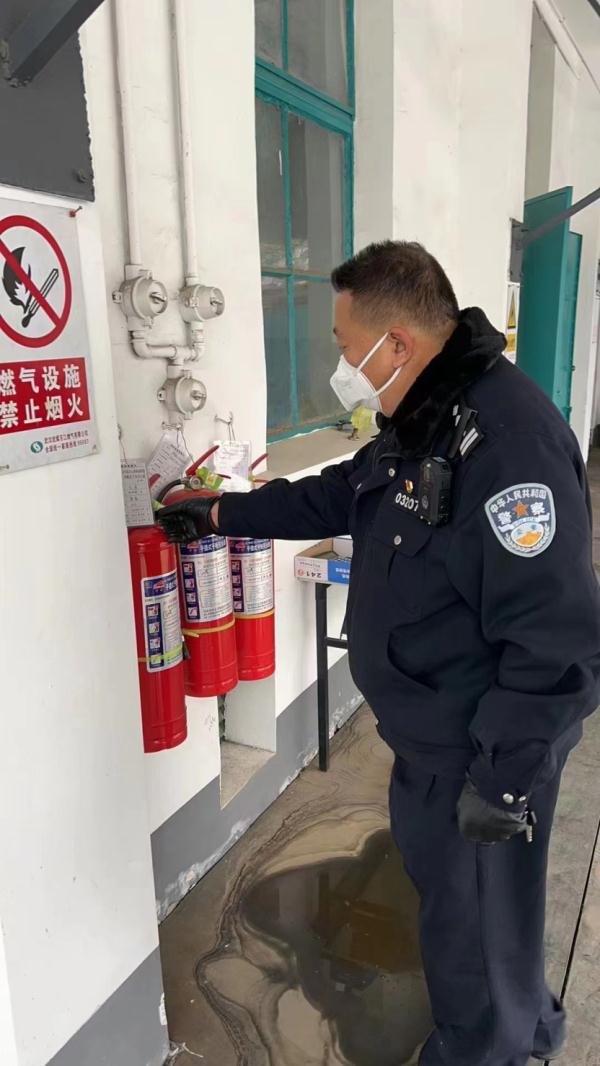 鄂红兵:除夕夜完成安保任务后倒在家门口 鄂红兵:除夕夜完成安保任务后倒在家门口