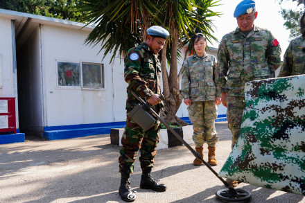 中柬赴黎维和部队交流扫雷排爆经验