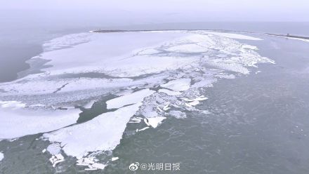 山东潍坊海上冰晶美如画 山东潍坊海上冰晶美如画