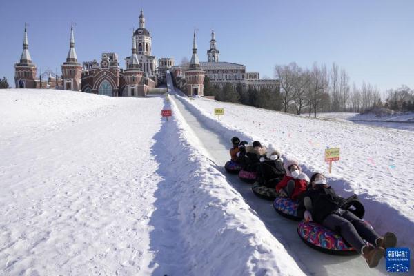 新春旅游不畏寒 冰雪火热“春满园”