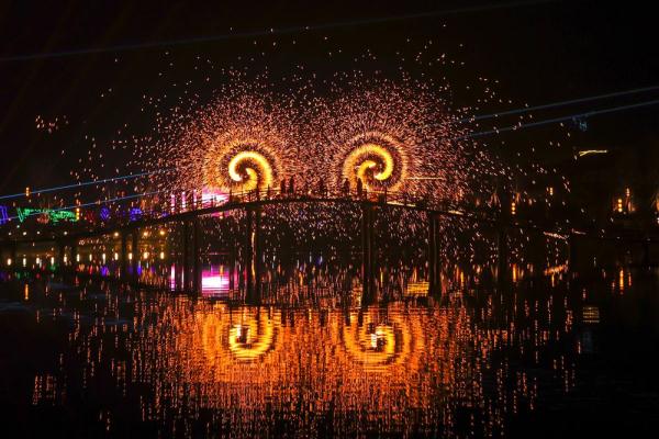 四川遂宁：铁花飞舞闹新春