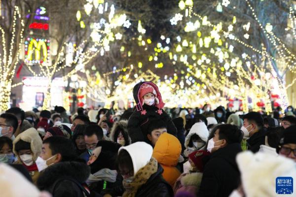 新春旅游不畏寒 冰雪火热“春满园”