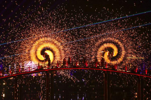 四川遂宁：铁花飞舞闹新春