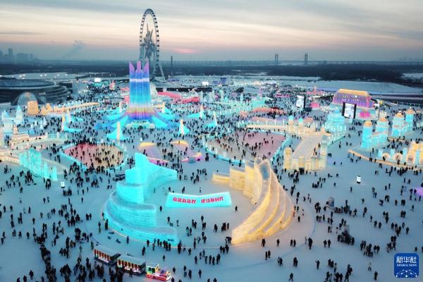 新春旅游不畏寒 冰雪火热“春满园”