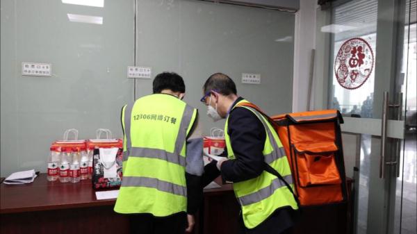 高铁上点外卖，外卖小哥到底是怎么追上高铁的?