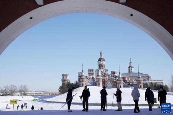 新春旅游不畏寒 冰雪火热“春满园”