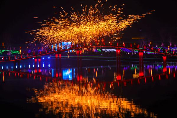 四川遂宁：铁花飞舞闹新春