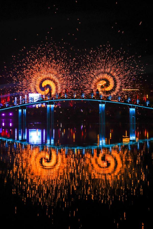 四川遂宁：铁花飞舞闹新春