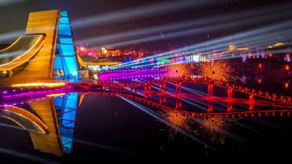 四川遂宁：铁花飞舞闹新春