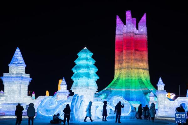新春旅游不畏寒 冰雪火热“春满园”