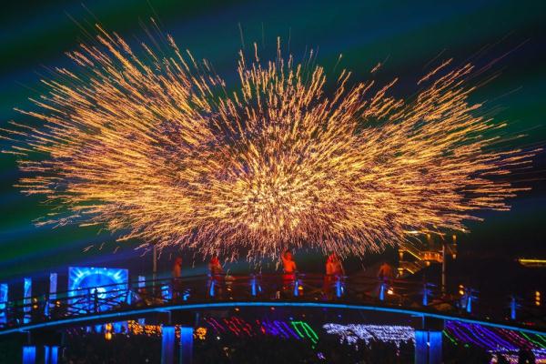 四川遂宁：铁花飞舞闹新春