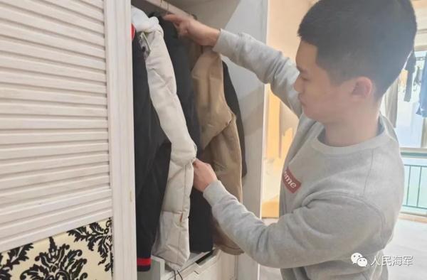 军校生过年回家有多闲不住？狗子都得跟着拉练5公里