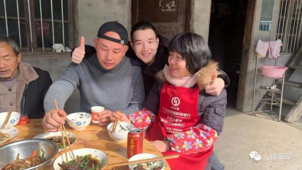 军校生过年回家有多闲不住？狗子都得跟着拉练5公里