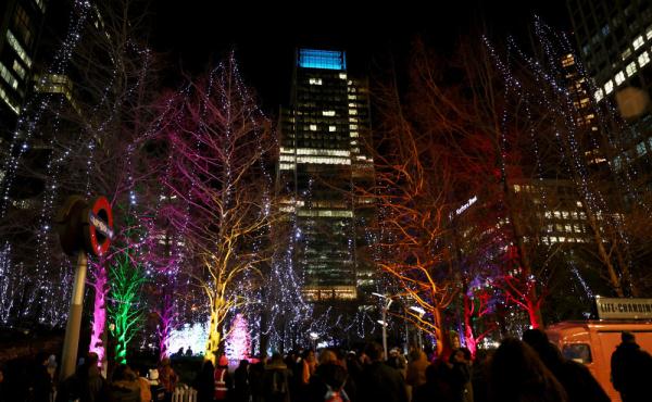 伦敦金丝雀码头举行冬日灯光秀 伦敦金丝雀码头举行冬日灯光秀