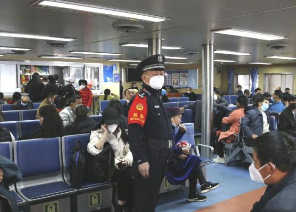 他在这条“隐形”的海上铁路，一待就是19年！