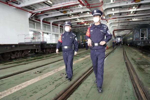 他在这条“隐形”的海上铁路，一待就是19年！