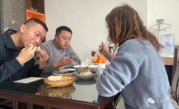 军校生过年回家有多闲不住？狗子都得跟着拉练5公里