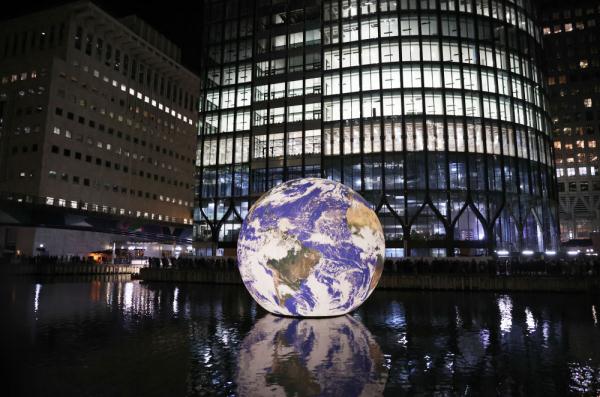 伦敦金丝雀码头举行冬日灯光秀 伦敦金丝雀码头举行冬日灯光秀