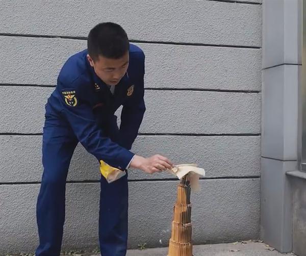 停错位置，百万豪车被烧得面目全非！这里千万别停车