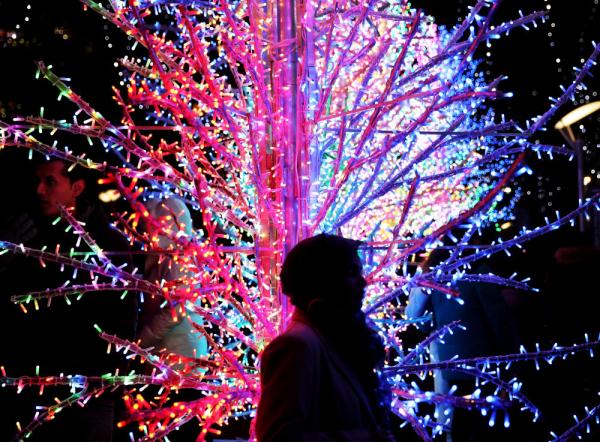 伦敦金丝雀码头举行冬日灯光秀 伦敦金丝雀码头举行冬日灯光秀