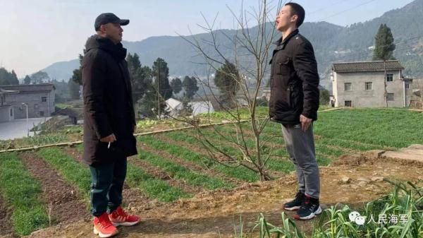 军校生过年回家有多闲不住？狗子都得跟着拉练5公里