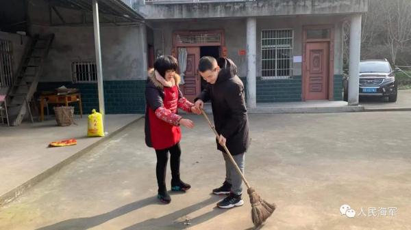 军校生过年回家有多闲不住？狗子都得跟着拉练5公里