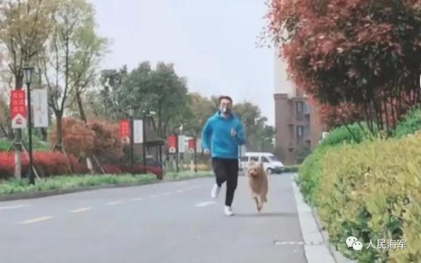 军校生过年回家有多闲不住？狗子都得跟着拉练5公里