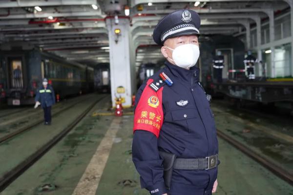 他在这条“隐形”的海上铁路，一待就是19年！