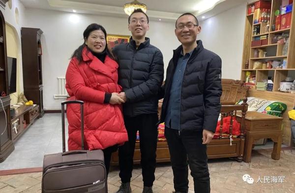 军校生过年回家有多闲不住？狗子都得跟着拉练5公里