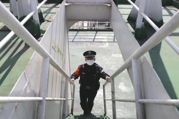 他在这条“隐形”的海上铁路，一待就是19年！
