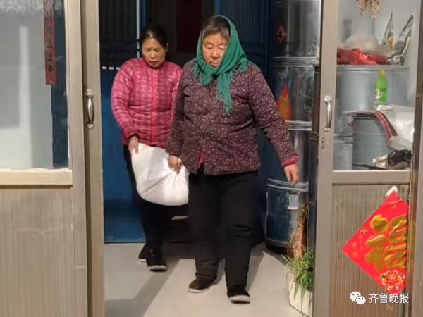 女儿返程，妈妈准备120斤面10斤糖蒜