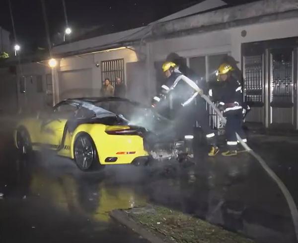 停错位置，百万豪车被烧得面目全非！这里千万别停车