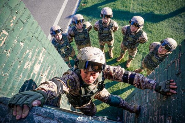 武警特战队员节后火热开练