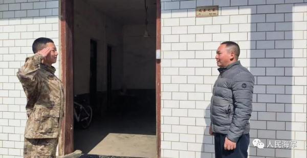 军校生过年回家有多闲不住？狗子都得跟着拉练5公里