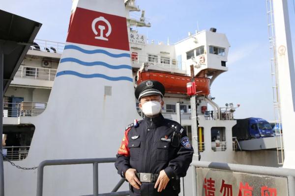 他在这条“隐形”的海上铁路，一待就是19年！