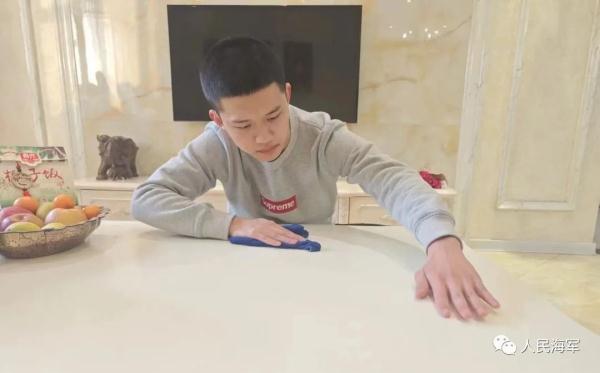 军校生过年回家有多闲不住？狗子都得跟着拉练5公里