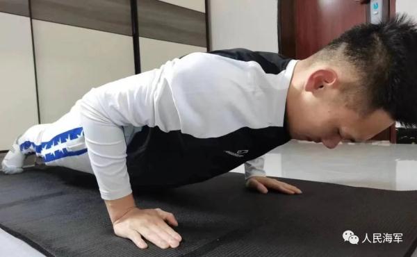 军校生过年回家有多闲不住？狗子都得跟着拉练5公里